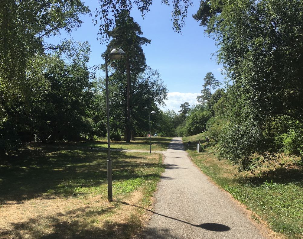 Dalen_vä_Sjöhällsstigen (garaget t.vänster).jpg