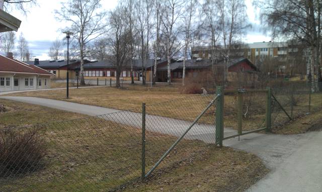 Hellbergyard zone. Grinden som är låst med hänglås.