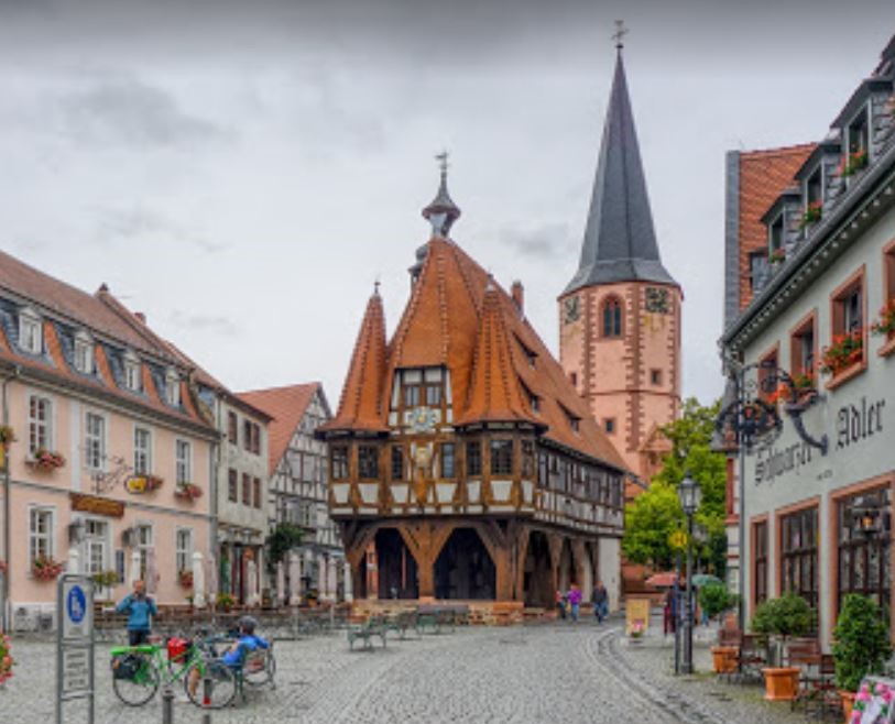 Historic city hall michelstadt.JPG